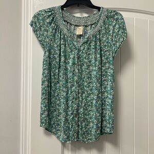 Faded Glory Green Puff Sleeve Blouse with Relaxed Fit and Pleated Style